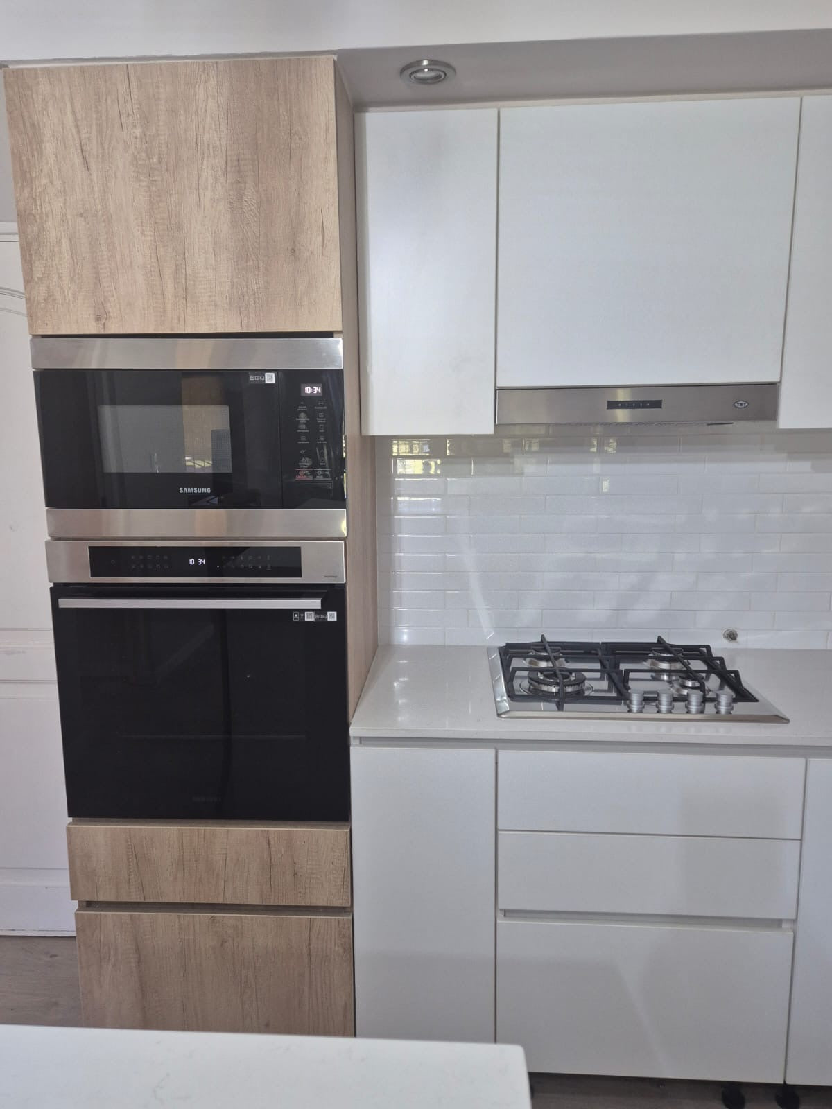 Samsung Horno Eléctrico (NV7B4040VAS) + Microondas (MG22M8074CT)