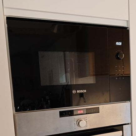 Combo Bosch: Horno Serie 8 HRG7361B1 con Vapor y Airfry + Microondas Serie 6 BEL554MB0 Negro