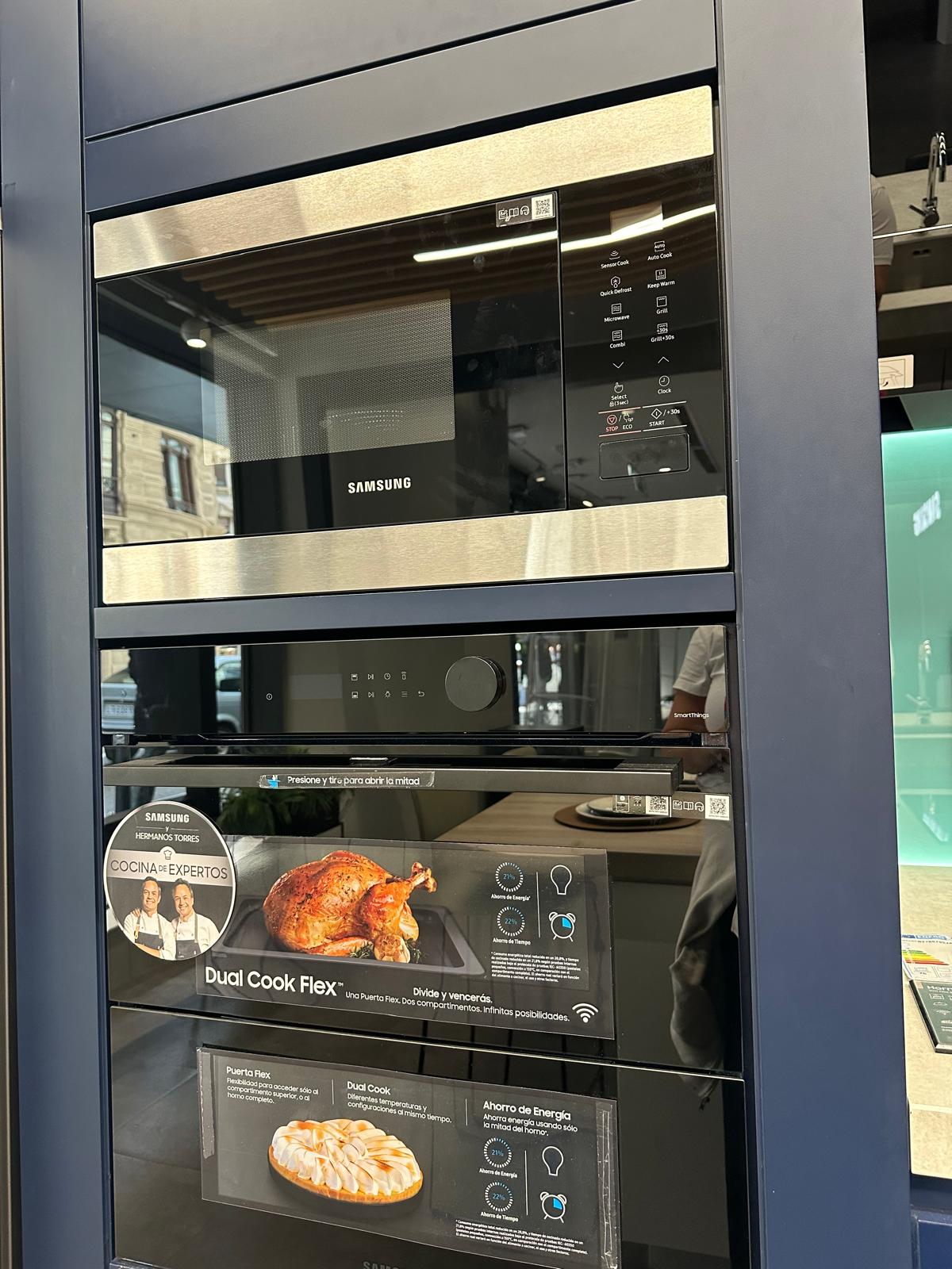 Horno Samsung eléctrico y microondas empotrable función Air Fry Dual Cook con Vapor