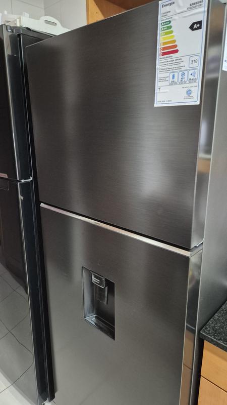 Heladera Samsung RT42 negra de dos puertas con freezer superior en cocina moderna