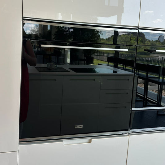 Horno empotrable negro con anafe a gas de 4 hornallas vidrio templado Bosch Franke