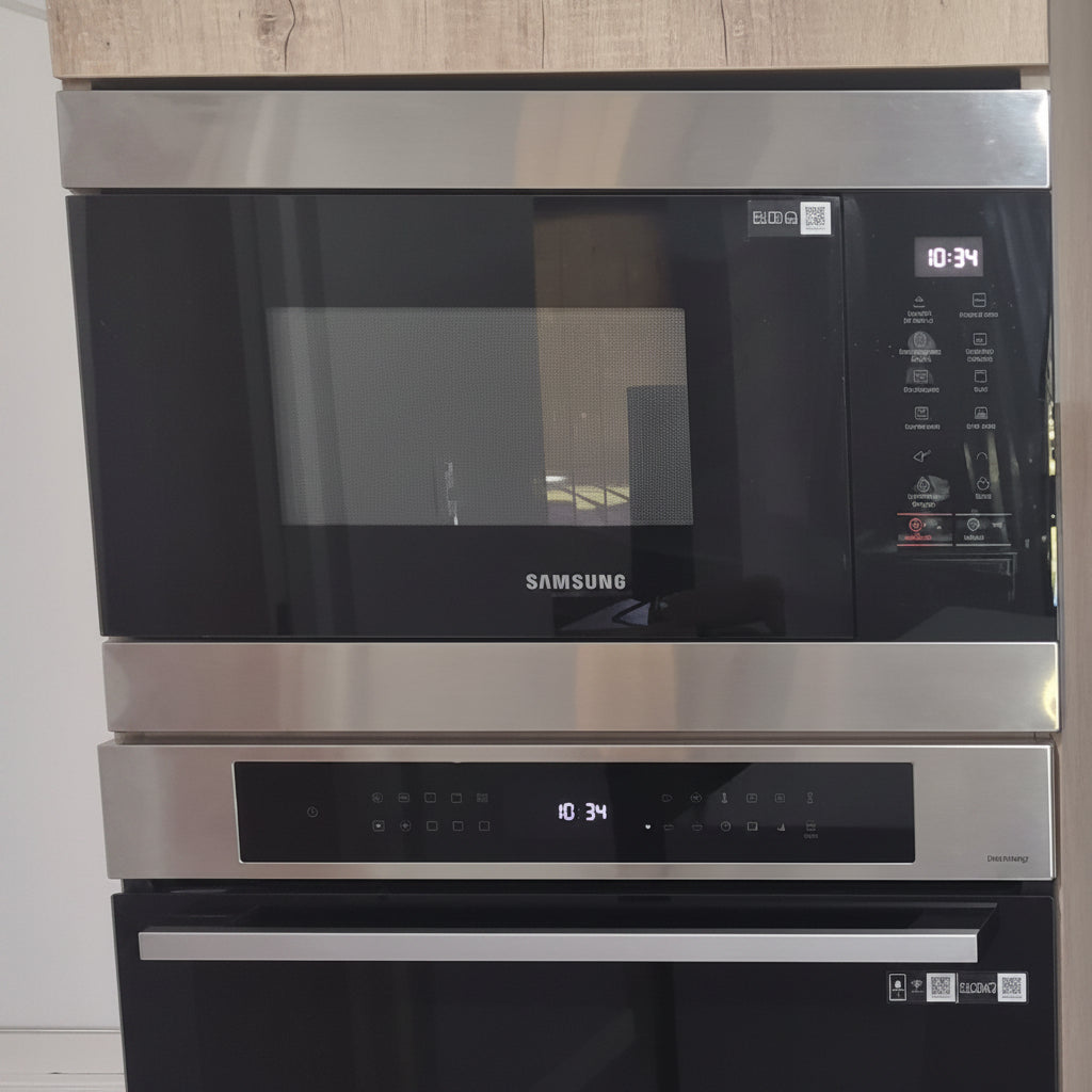 microondas de acero samsung en cocina foto real
