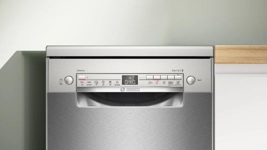 Lavavajillas Bosch SPS2HKI58E con puerta abierta y cestas cargadas