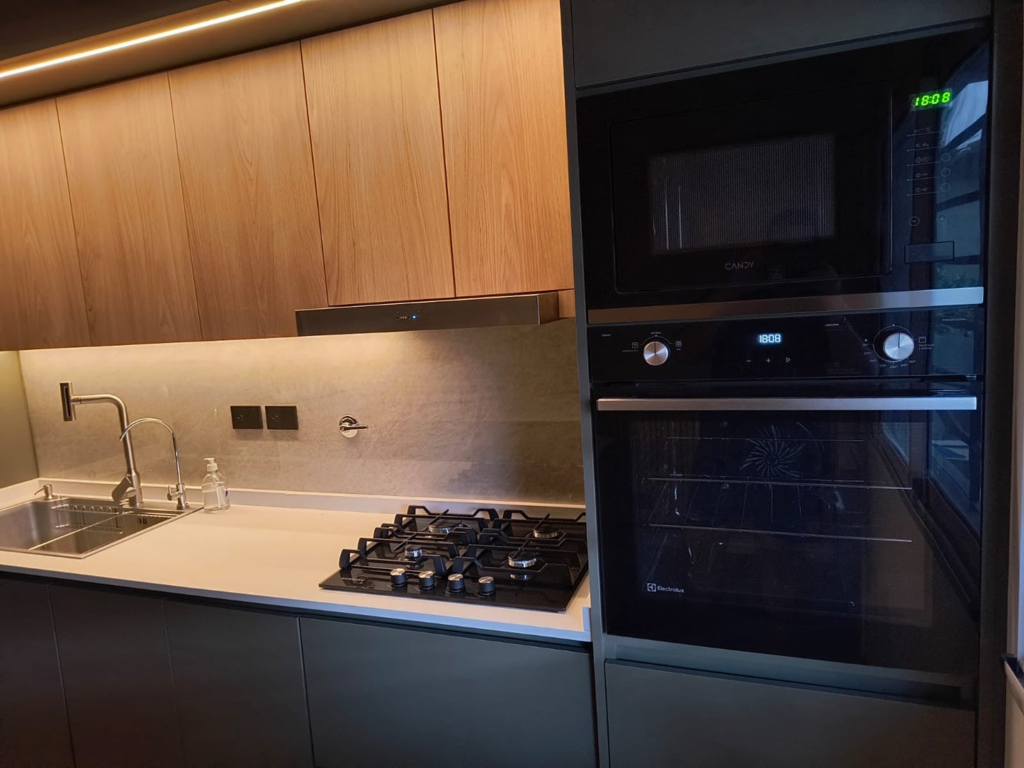 Combo horno a gas Electrolux OE8GH 80L y anafe a gas Bosch acero inoxidable