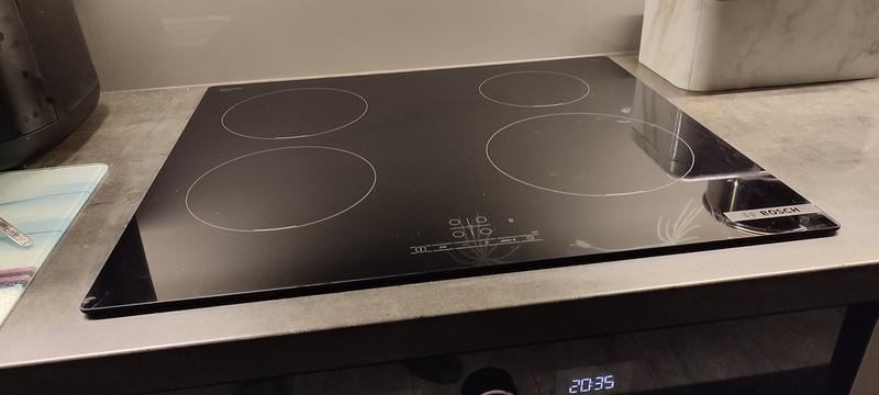 Placa de inducción Bosch negra sin marco con superficie vitrocerámica integrable