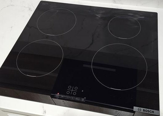Placa de inducción Bosch negra integrable sin marco con superficie vitrocerámica