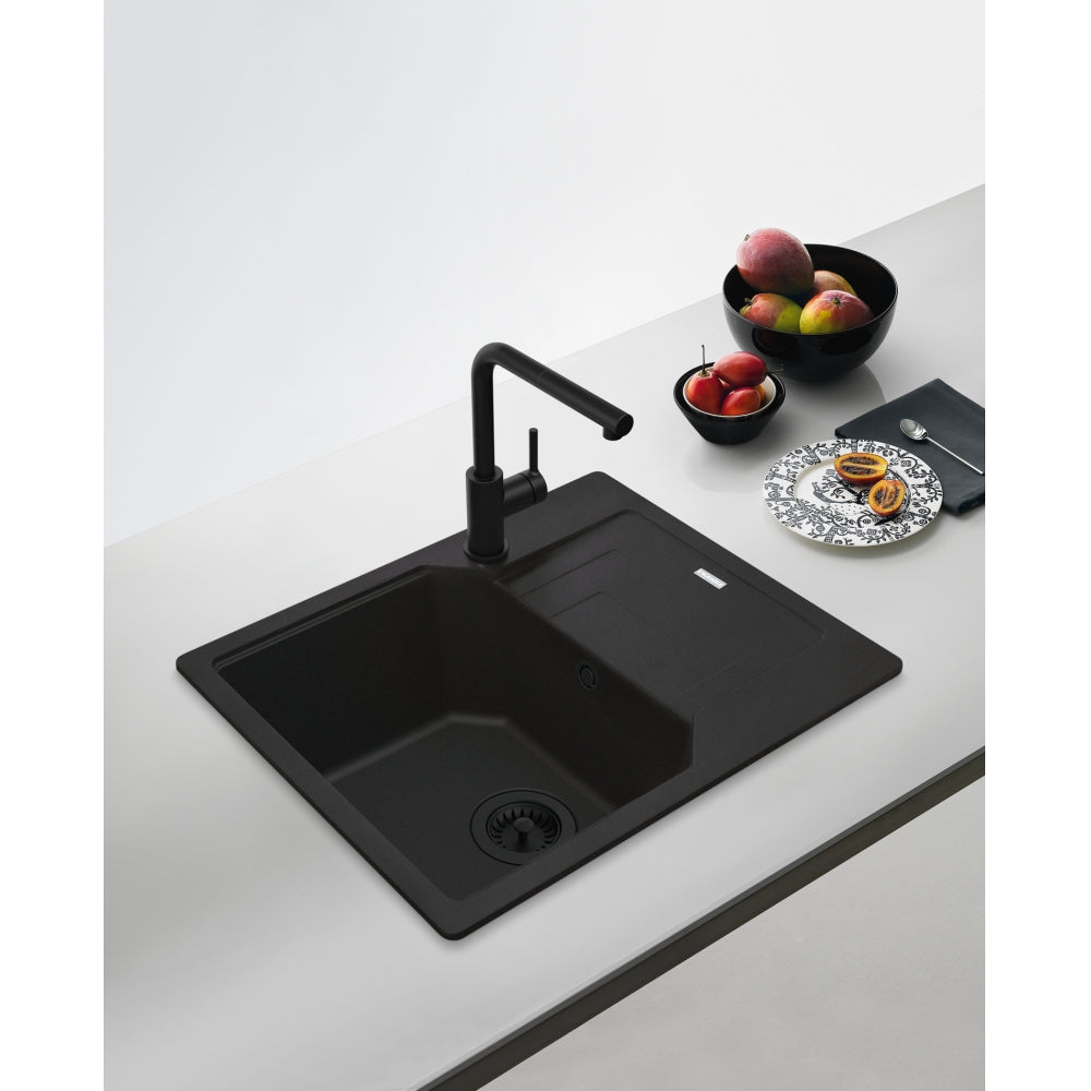Grifo Franke Lina L negro mate instalado en cocina con bacha