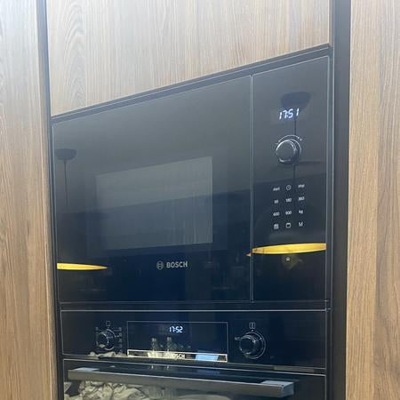 Combo Bosch: Horno Serie 4 HBA514ES3 + Microondas Serie 6 BEL554MB0 Negro