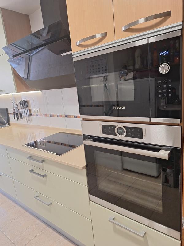 Combo horno y microondas Bosch en columna