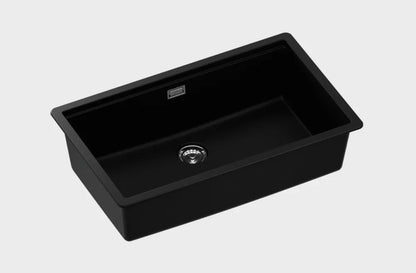 Pileta alemana Schock Greenwich negra rectangular de granito con una cuba instalada en mesada