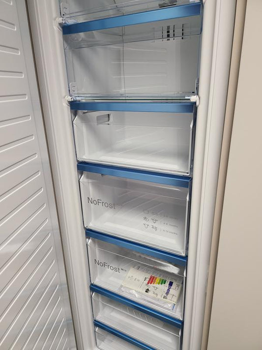 Freezer Integrable Bosch Serie 6 GIN81ACE0 — 212 Litros, No Frost, Cierre SoftClose