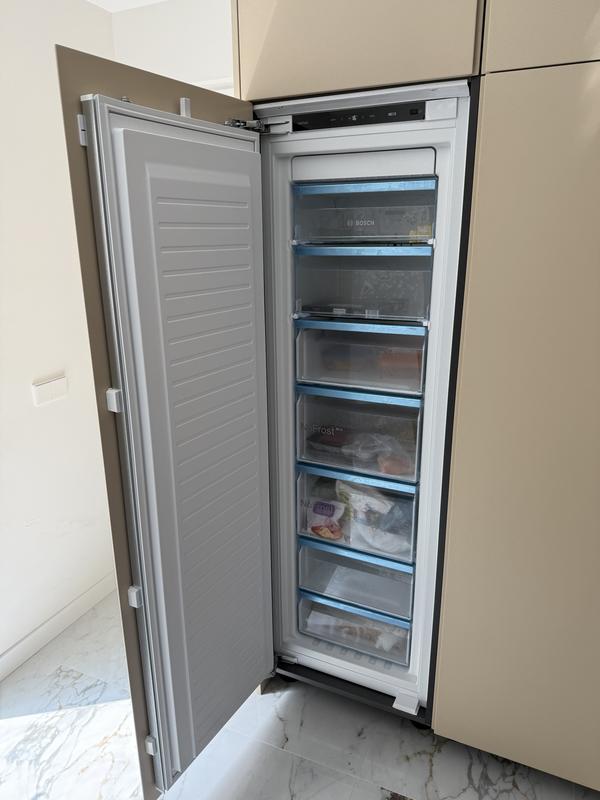 Freezer Integrable Bosch Serie 6 GIN81ACE0 — 212 Litros, No Frost, Cierre SoftClose