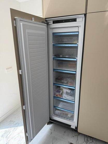 Freezer Integrable Bosch Serie 6 GIN81ACE0 — 212 Litros, No Frost, Cierre SoftClose