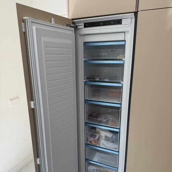 Freezer Integrable Bosch Serie 6 GIN81ACE0 — 212 Litros, No Frost, Cierre SoftClose