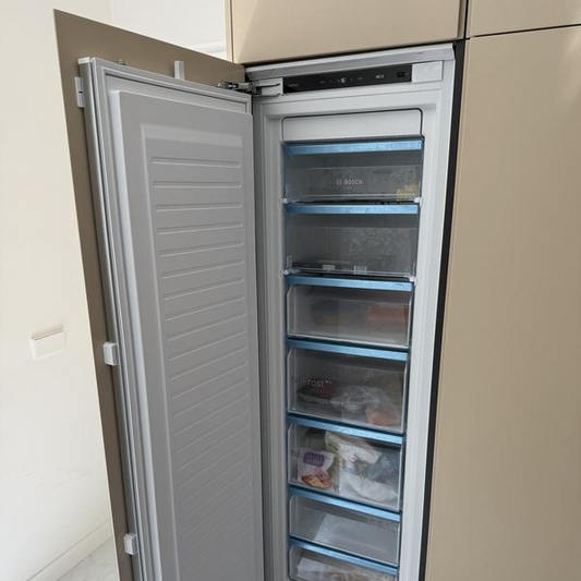 Freezer Integrable Bosch Serie 6 GIN81ACE0 — 212 Litros, No Frost, Cierre SoftClose