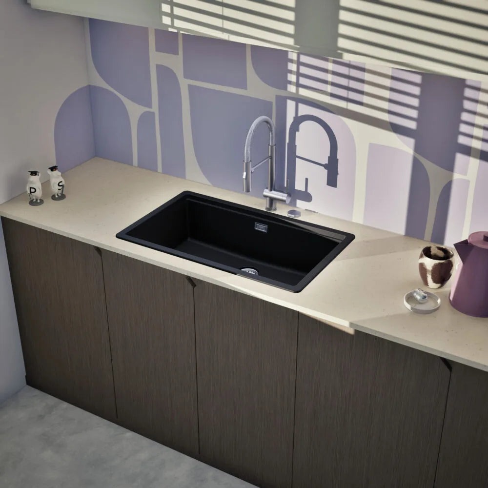 Pileta alemana Schock Greenwich negra rectangular de granito instalada en mesada