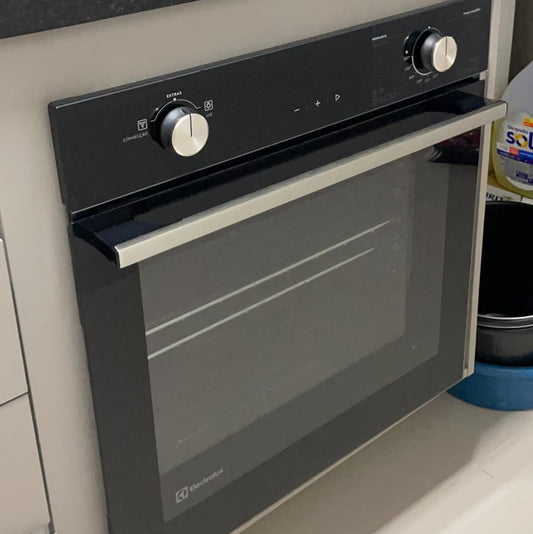 Horno empotrable Electrolux acero inoxidable con puerta de vidrio y perillas frontales