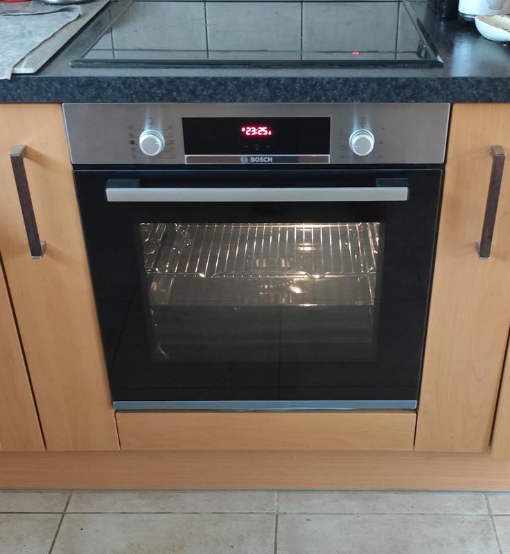 Combo Bosch: Horno con Vapor Serie 4 HRA512ES0 + Microondas BEL554MS0