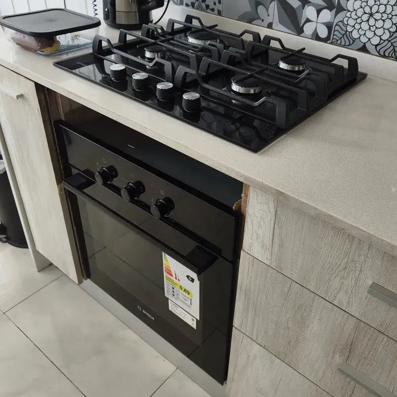 Combo Bosch + Samsung: Horno Eléctrico HBF011BA2 66L y Anafe a Gas Negro 4 Hornallas