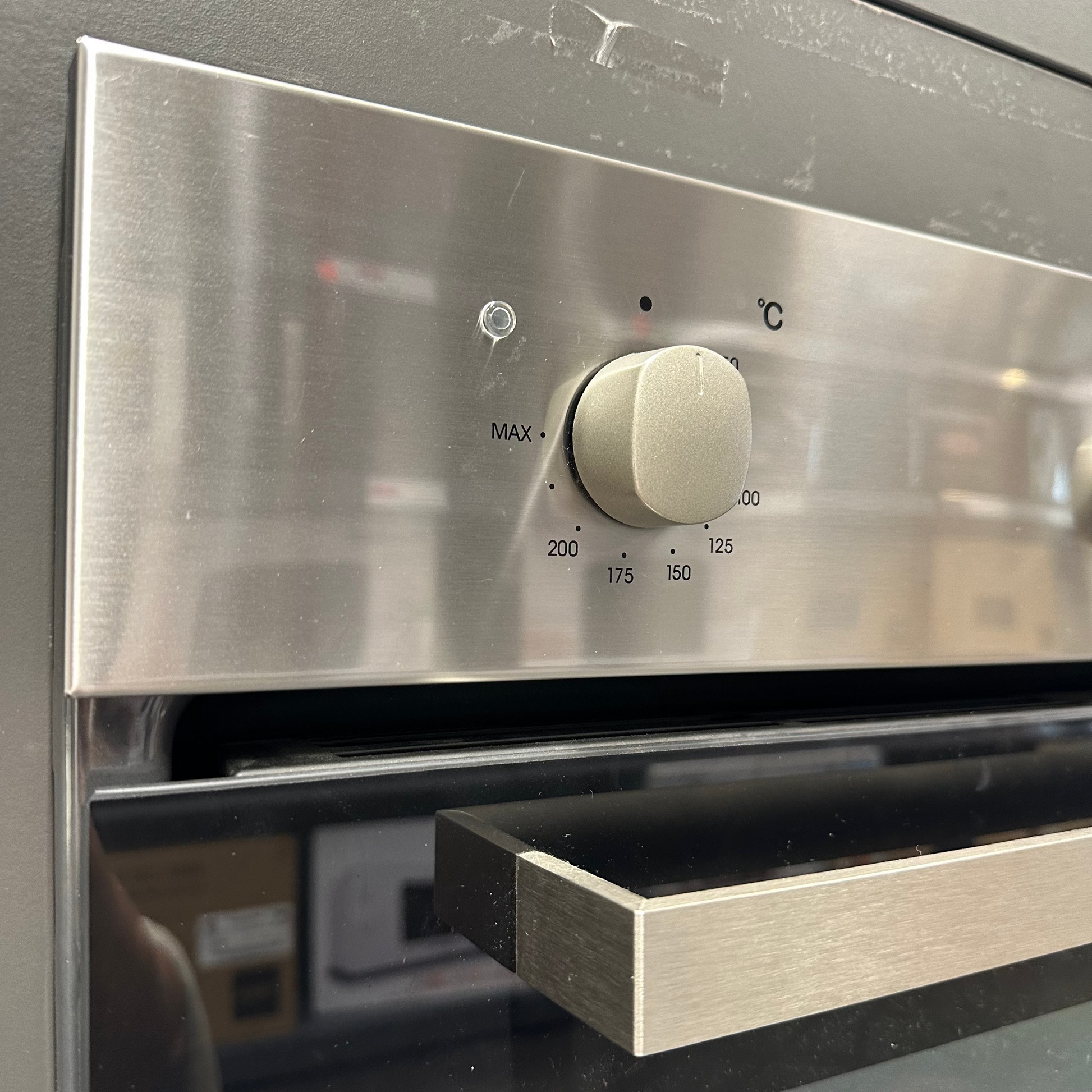 Horno eléctrico Candy negro con panel digital y puerta de vidrio para cocina moderna