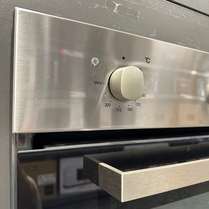 Horno eléctrico Candy negro con panel digital y puerta de vidrio para cocina moderna