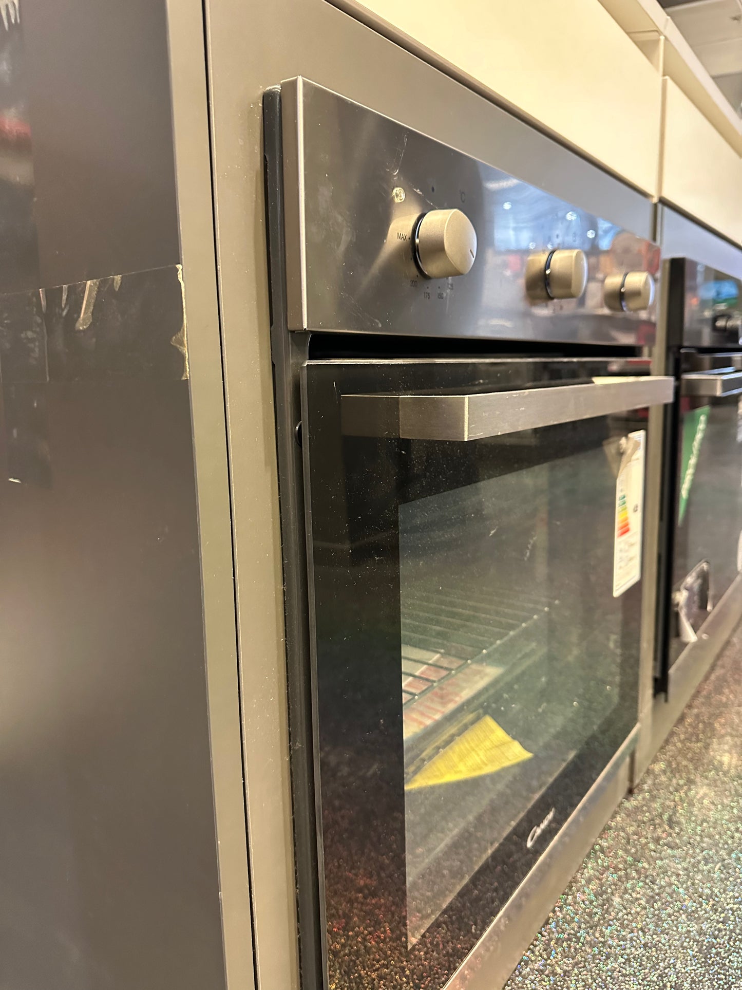 Horno eléctrico Candy negro con panel digital y puerta de vidrio para cocina moderna