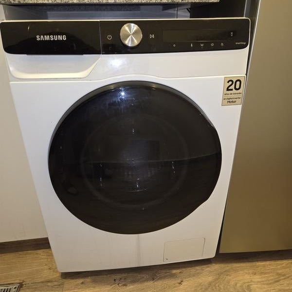 Lavasecarropas Samsung blanco con puerta frontal y display digital WD95T504DBEUBG