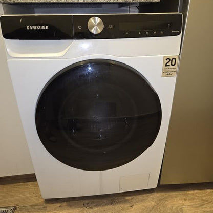 Lavasecarropas Samsung blanco con puerta frontal y display digital WD95T504DBEUBG