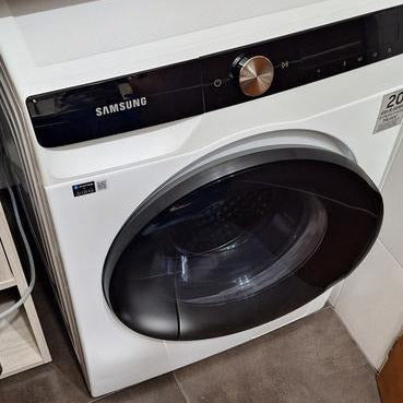 Lavasecarropas Samsung blanco con puerta frontal y panel digital táctil