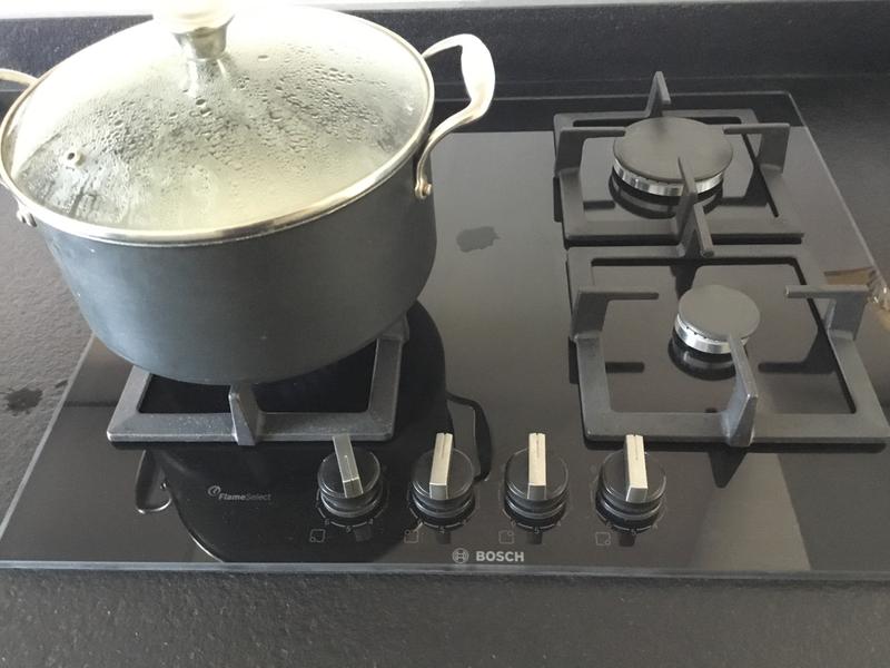 Anafe a gas de cristal templado negro Bosch Flame Select