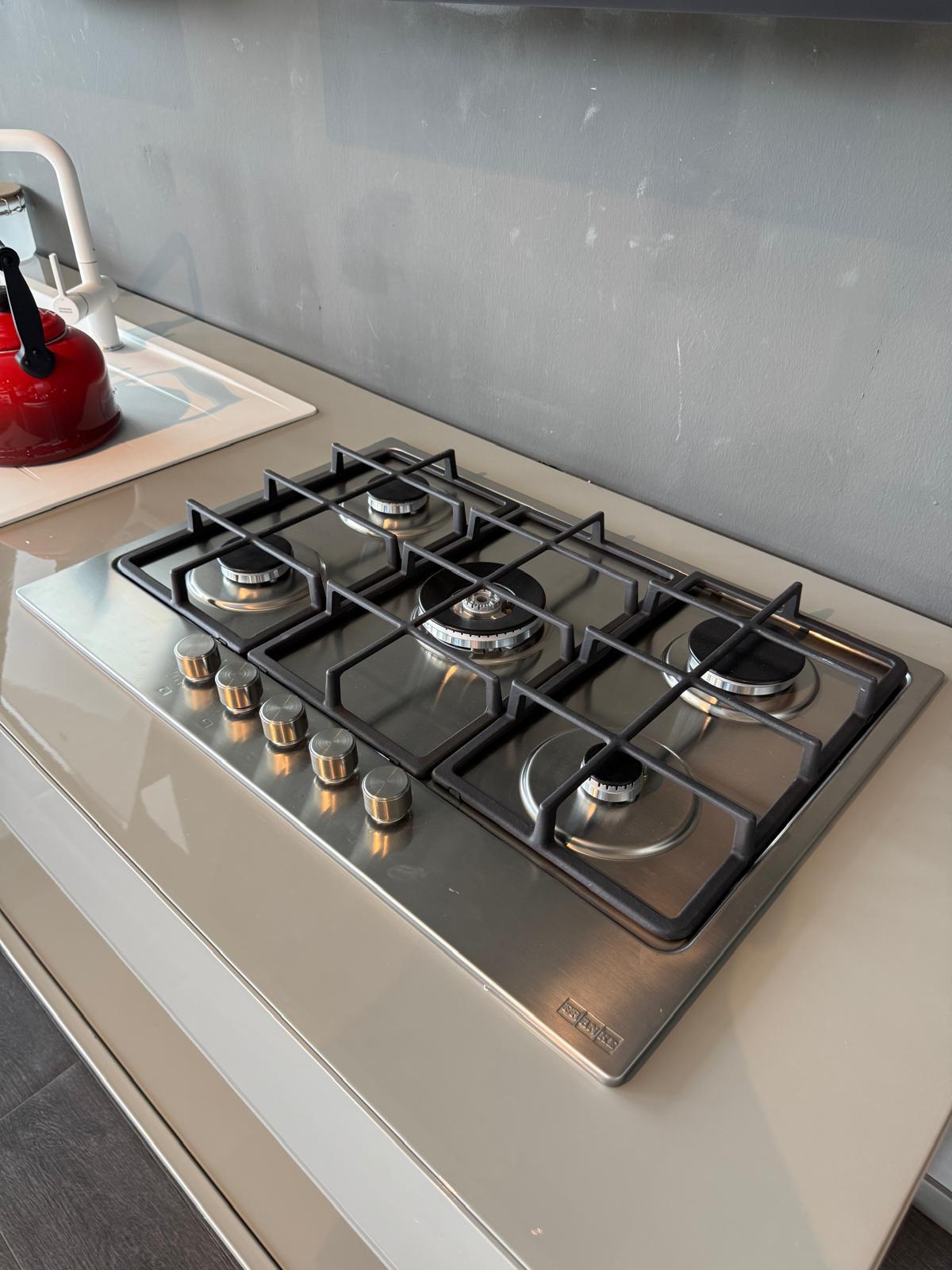 Cocina Completa Franke: Horno fácil de limpiar + Anafe 5 Hornallas + Microondas + Campana Stilo Pro + Bacha Black + Grifo Icon Black
