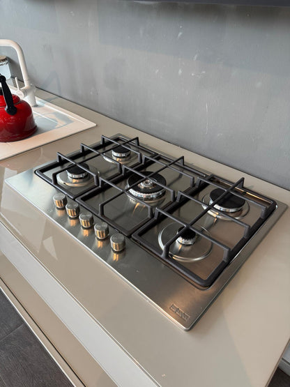 Cocina Completa Franke: Horno fácil de limpiar + Anafe 5 Hornallas + Microondas + Campana Stilo Pro + Bacha Black + Grifo Icon Black