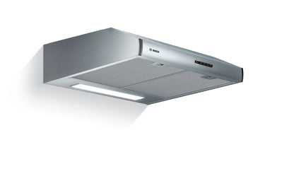 Campana bajo mueble Bosch DUL63CC55 instalada en cocina mostrando diseño compacto