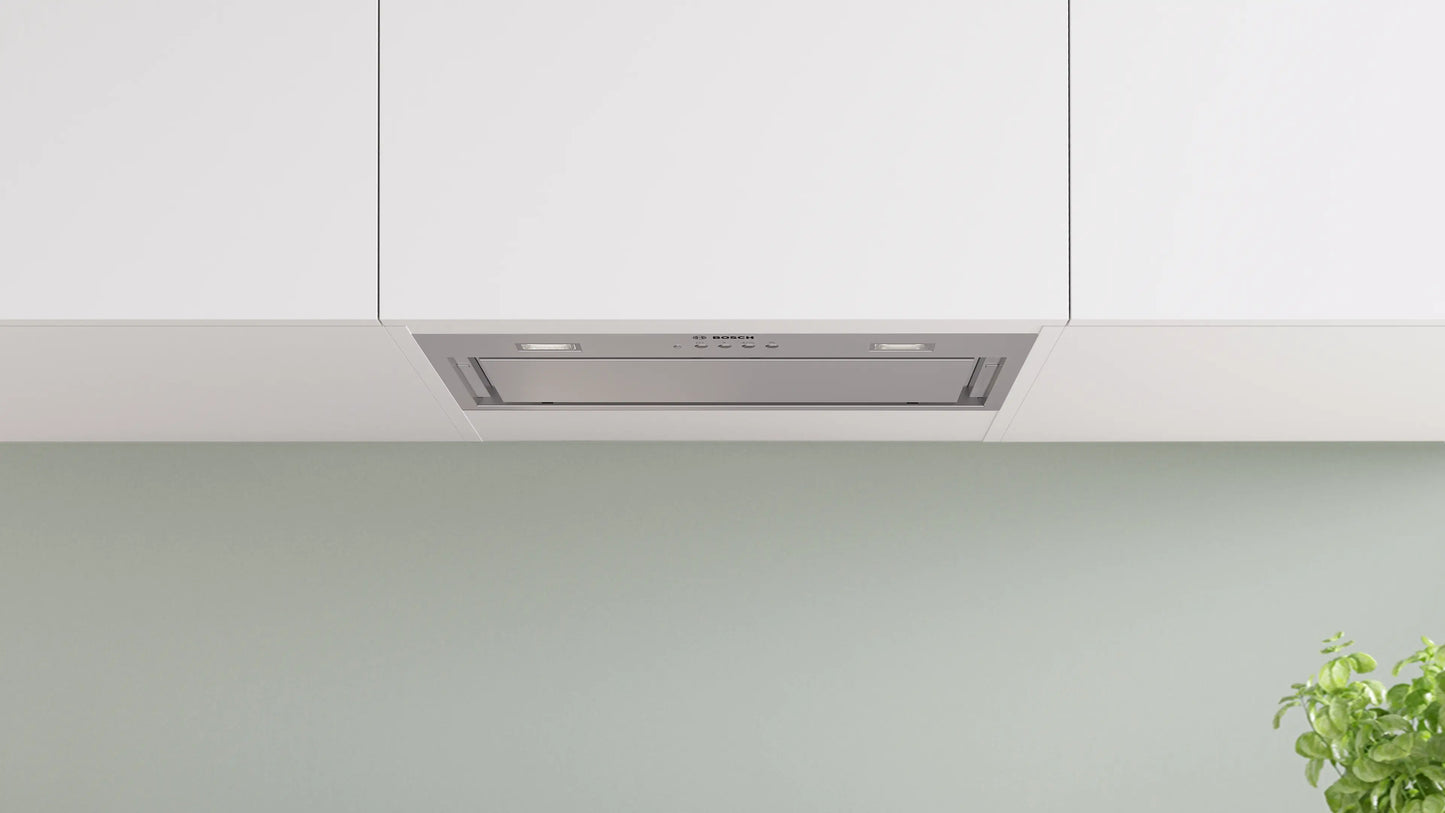 Vista en ángulo de la campana integrable Bosch DLN56AC50 acero inoxidable