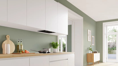 Campana Bosch DLN57PC60 negra instalada dentro del mueble de cocina
