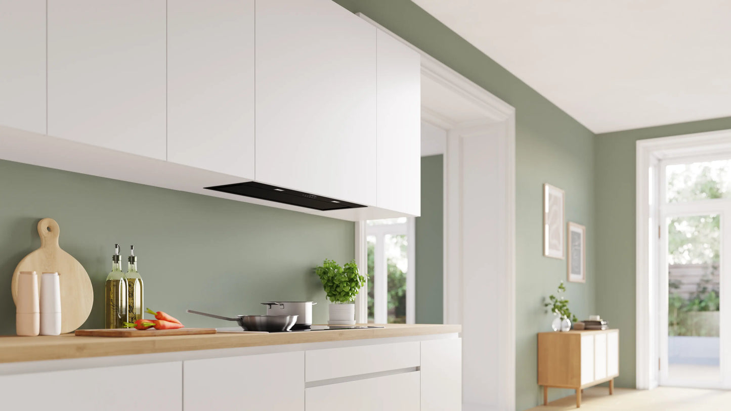 Campana Bosch DLN88PC60 negra instalada en mueble alto de cocina de 86 cm
