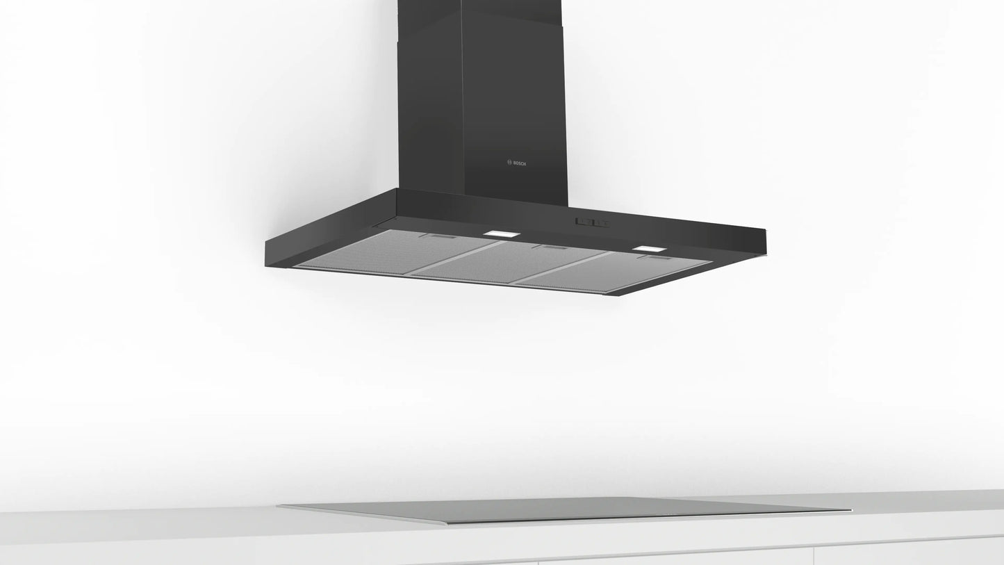 Vista lateral de la campana Bosch DWB96BC60 mostrando diseño cuadrado box negro