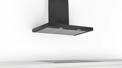 Vista lateral de la campana Bosch DWB96BC60 mostrando diseño cuadrado box negro