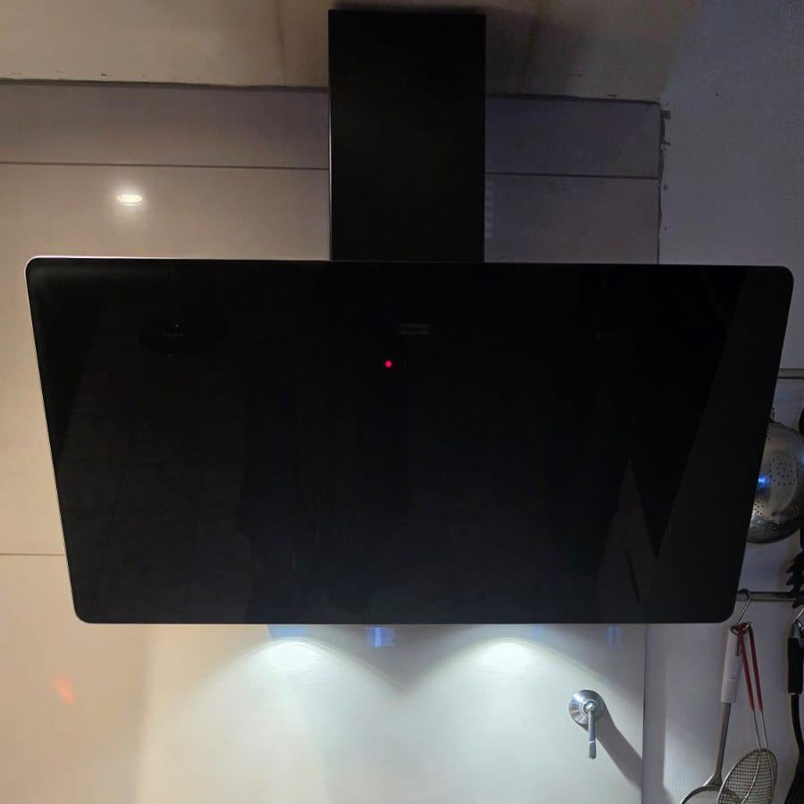 Elegancia en Negro: Campana Vertical Franke - Diseño y Potencia en tu Cocina