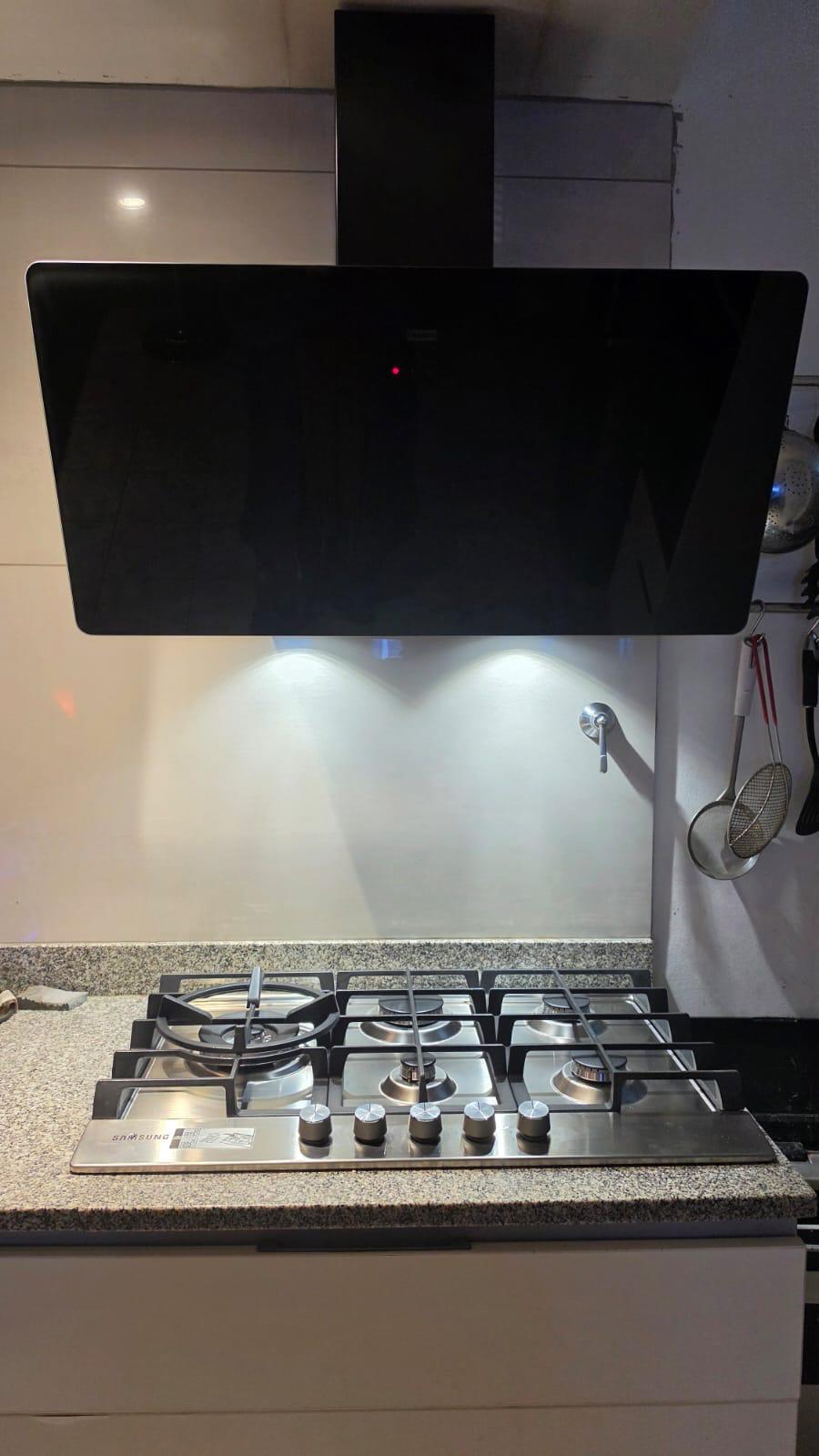 Elegancia en Negro: Campana Vertical Franke - Diseño y Potencia en tu Cocina