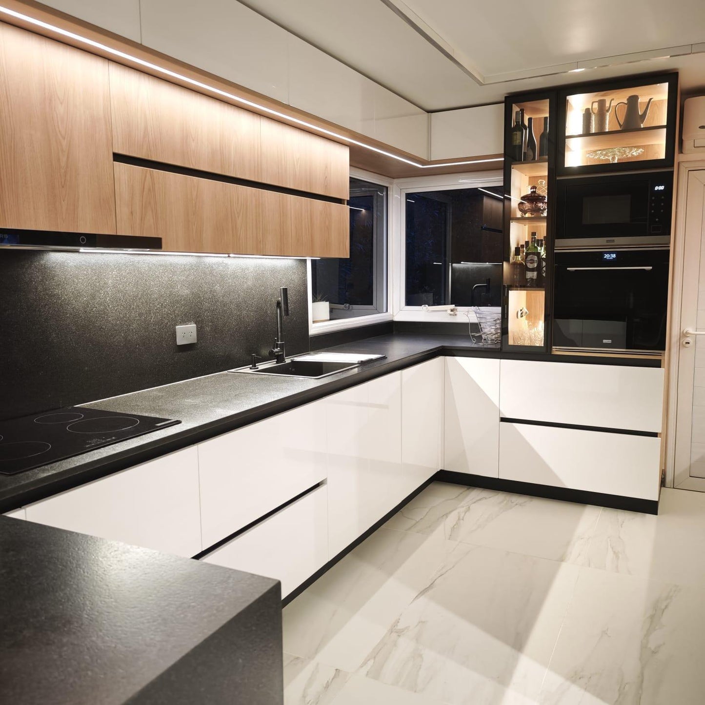Cocina Completa Franke: Horno fácil de limpiar + Anafe 5 Hornallas + Microondas + Campana Stilo Pro + Bacha Black + Grifo Icon Black