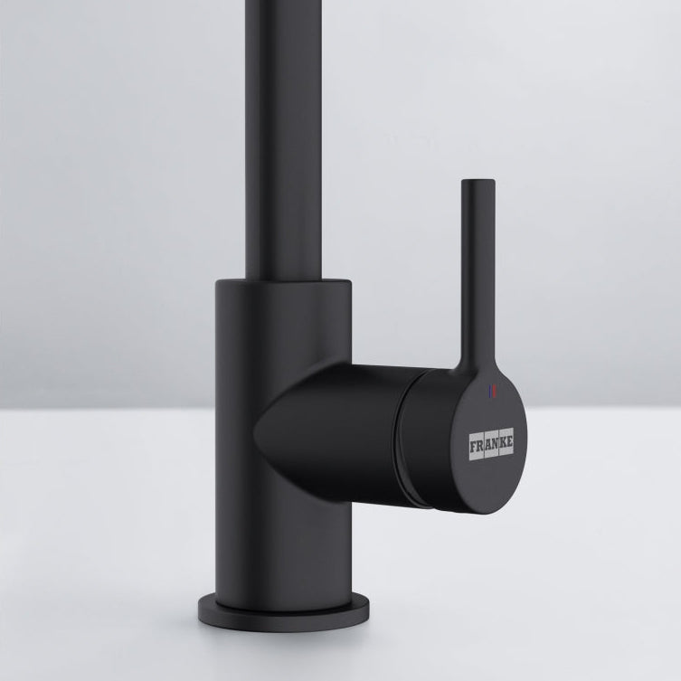 Primer plano detallado sin fondo del grifo Franke Mythos Masterpiece 115.0711.554. Se aprecia el mando lateral abierto y el agua fluyendo del caño extraíble, destacando el acabado PVD antracita.