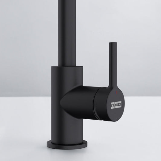 Primer plano detallado sin fondo del grifo Franke Mythos Masterpiece 115.0711.554. Se aprecia el mando lateral abierto y el agua fluyendo del caño extraíble, destacando el acabado PVD antracita.