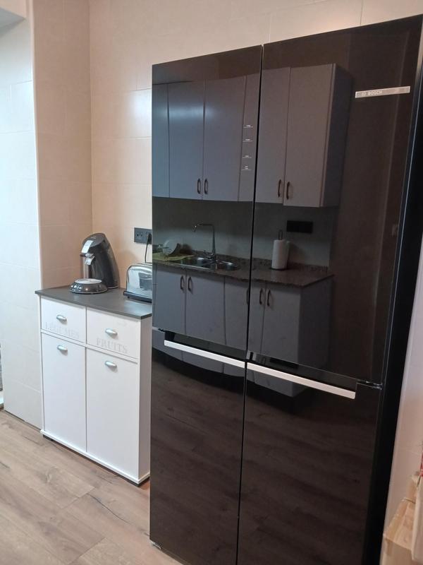 Heladera Multipuerta Bosch KMC85LBEA Serie 4 No Frost Negro 547L | Puertas de Cristal
