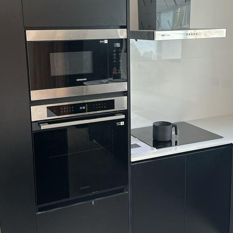 Horno eléctrico Samsung con microondas empotrable en columna