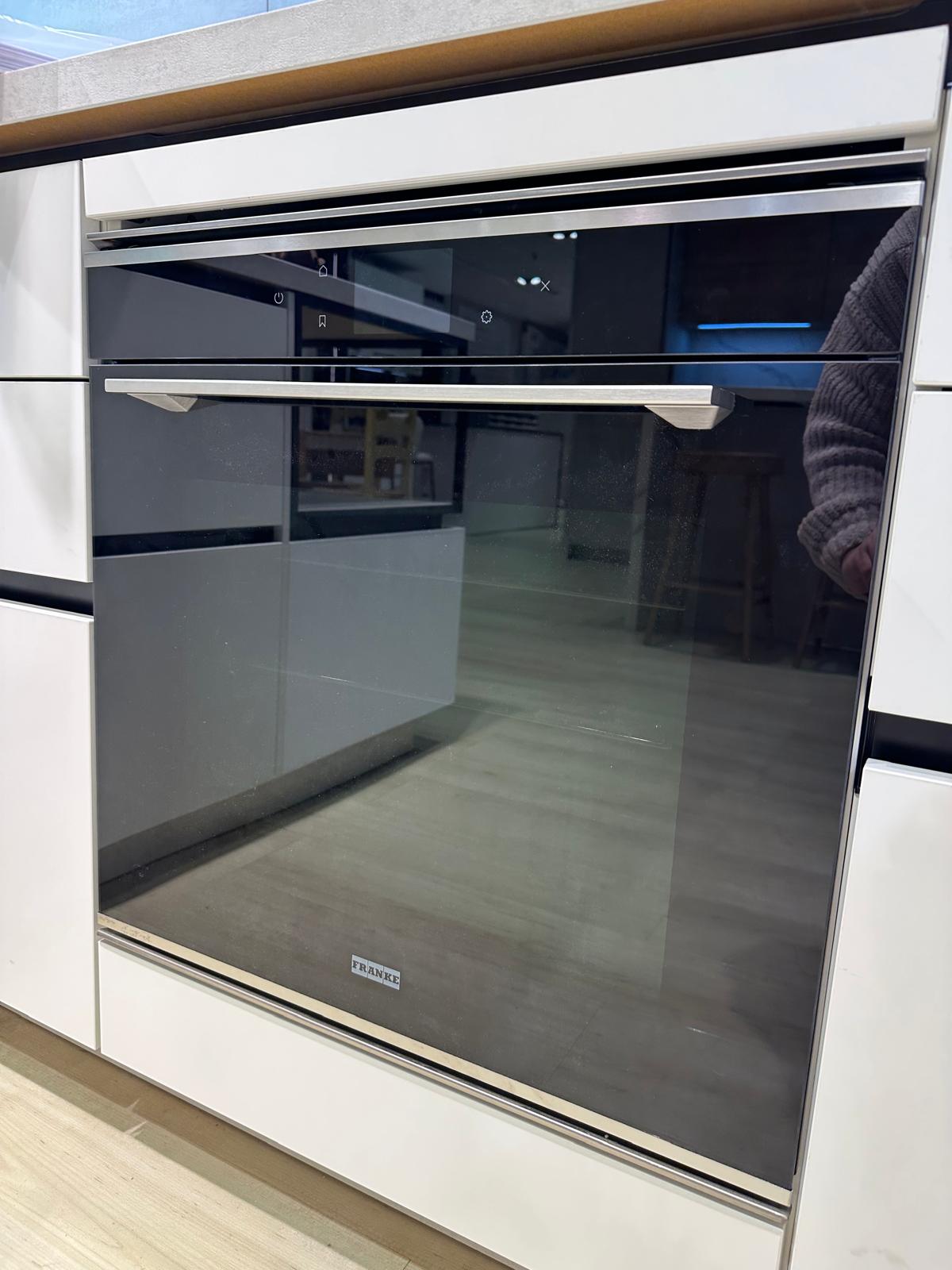 Cocina Completa Franke: Horno fácil de limpiar + Anafe 5 Hornallas + Microondas + Campana Stilo Pro + Bacha Black + Grifo Icon Black