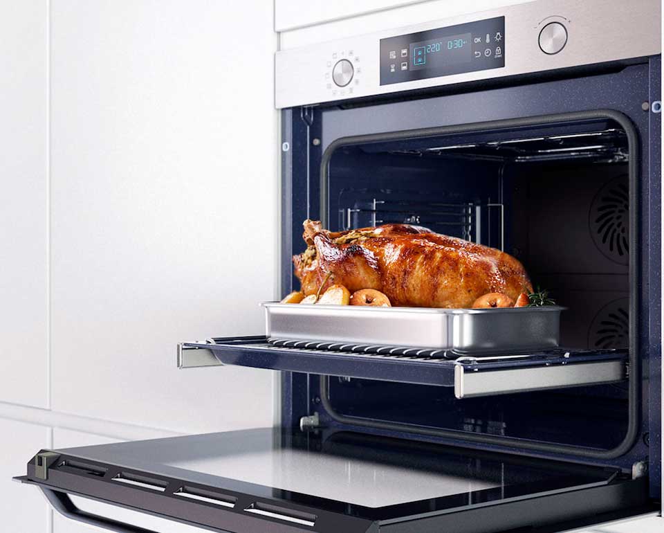 horno electrico samsung dual cook puerta abierta y comida
